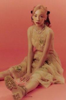 老头边吃奶边弄进去呻吟